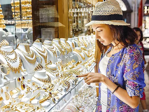 Gold Prices Tumble in Dubai, Residents Rush to Buy at Record Lows!